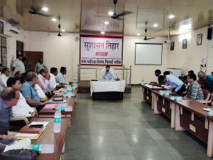 कलेक्टर ने सुशासन तिहार की समीक्षा बैठक में लंबित आवेदनों के त्वरित समाधान के दिए निर्देश