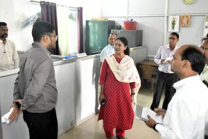 कलेक्टर श्रीमती मिश्रा ने किया संयुक्त जिला कार्यालय के विभिन्न कक्षों का निरीक्षण
