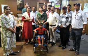 कलेक्टर ने दिव्यांग विद्यार्थी राहुल को प्रदान किया व्हीलचेयर