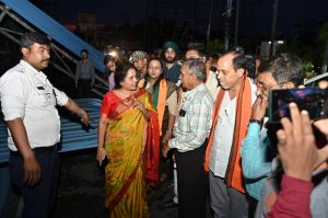 महापौर मीनल चौबे ने देवेन्द्र नगर में तेज आंधी में टूटकर गिरे नमस्ते चौक के ढाचे का देर रात्रि निरीक्षण किया महापौर मीनल चौबे ने देवेन्द्र नगर में तेज आंधी में टूटकर गिरे नमस्ते चौक के ढाचे का देर रात्रि निरीक्षण किया