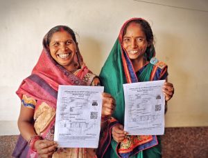  सुशासन तिहार में अपने आवेदनों के निराकरण होने पर फगिनी और डामिन बाई के खिले चेहरे