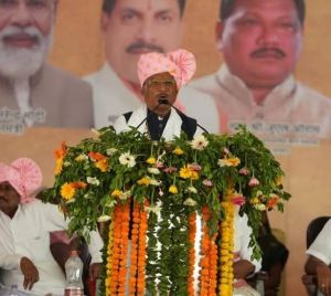 मुख्यमंत्री विष्णुदेव साय के आगमन पर उनका लोकनृत्य व लोकगीत के माध्यम से भव्य स्वागत किया गया