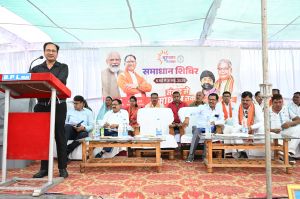 लोगों की समस्याओं के त्वरित निराकरण के लिए लगा समाधान शिविर लोगों की समस्याओं के त्वरित निराकरण के लिए लगा समाधान शिविर