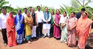 मुख्यमंत्री पहुंचे उत्कृष्ट किसान रोहित साहू के खेतों में: केला और पपीता की खेती से कमा रहे लाखों का मुनाफा, 15-20 लोगों को अपने खेत में दे रहे रोजगार मुख्यमंत्री पहुंचे उत्कृष्ट किसान रोहित साहू के खेतों में: केला और पपीता की खेती से कमा रहे लाखों का मुनाफा, 15-20 लोगों को अपने खेत में दे रहे रोजगार