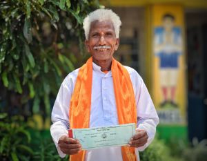 समाधान शिविर में किसान पलटूराम को मिला किसान क्रेडिट कार्ड, अब खेती कार्य में मिलेगी सहायता