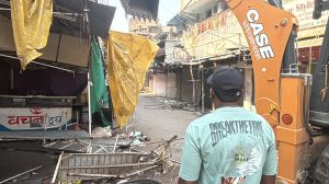  निगम जोन 4 की टीम द्वारा सड़क, नाली पर रखे टेबल, अन्य सामानों की जप्ती