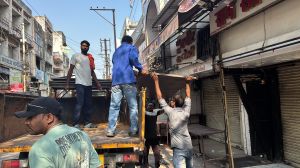 निगम जोन 4 चिकनी मन्दिर, बैजनाथपारा,  जवाहर मार्केट के सामने सड़क, नाली पर रखे टेबल, अन्य सामानों की जप्ती,एंगल्स को तोड़ने की कार्यवाही की           