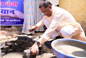  मुख्यमंत्री श्री साय ने राजमिस्त्री बनकर सोखता गड्ढे के लिए की ईंट जोड़ाई