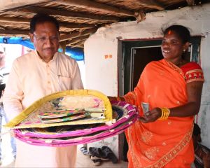 मुख्यमंत्री ने कमार बस्ती में बांस शिल्प को सराहा: परिवार में शादी के लिए स्वयं खरीदे पर्रा, धुकना और सुपा