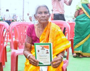 सुशासन तिहार के माध्यम से तत्काल राशन कार्ड मिलने से अभिभूत हुई बुजुर्ग महिला ढेला बाई सुशासन तिहार के माध्यम से तत्काल राशन कार्ड मिलने से अभिभूत हुई बुजुर्ग महिला ढेला बाई