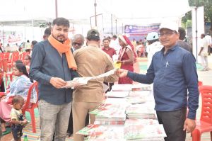 समाधान शिविरों में जनसंपर्क विभाग द्वारा किया जा रहा है मासिक पत्रिका ’जनमन’ का वितरण समाधान शिविरों में जनसंपर्क विभाग द्वारा किया जा रहा है मासिक पत्रिका ’जनमन’ का वितरण