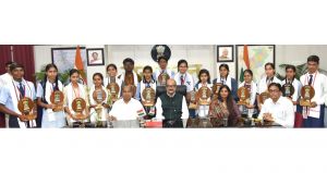 संत ज्ञानेश्वर स्कूल के मेरिटोरियस बच्चों को राज्यपाल डेका ने किया सम्मानित संत ज्ञानेश्वर स्कूल के मेरिटोरियस बच्चों को राज्यपाल डेका ने किया सम्मानित