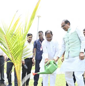 पर्यावरण संरक्षण की दिशा में महत्वपूर्ण पहल: मुख्यमंत्री और केंद्रीय कृषि मंत्री ने नवा रायपुर में किया नारियल पौधे का रोपण पर्यावरण संरक्षण की दिशा में महत्वपूर्ण पहल: मुख्यमंत्री और केंद्रीय कृषि मंत्री ने नवा रायपुर में किया नारियल पौधे का रोपण