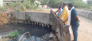 सभापति राठौड़ ने वार्ड 6 क्षेत्र के नालों की सफाई पार्षद खगपति सोनी, जोन 2 कमिश्नर सहित देखी