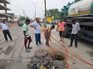 सभापति सूर्यकान्त राठौड़ ने भारत माता चौक के पास कैनाल लींकिंग रोड नाला की जोन 2 स्वास्थ्य विभाग से माह में चौथी बार जेट मशीन से मुहाना खोलकर सफाई करवाई