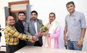 केंद्रीय मंत्री तोखन साहू से ICMAI के पदाधिकारियों ने सौजन्य भेंट किया