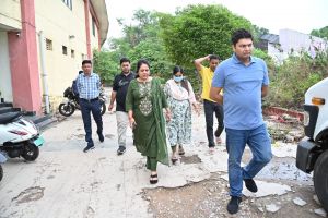 मीनल और आयुक्त  विश्वदीप ने पार्षदों सहित विभिन्न नालों में बारिश पूर्व सफाई , प्रोफेसर कॉलोनी गली नम्बर 1 से 15 तक के जलभराव क्षेत्र का किया निरीक्षण