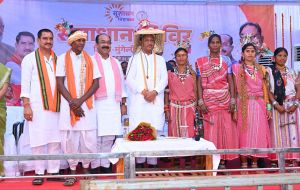 मुंगेली जिले के दुर्गम पहाड़ी क्षेत्र में बसे बिजराकछार में पहुँचे मुख्यमंत्री 