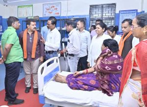  उपमुख्यमंत्री विजय शर्मा एवं वनमंत्री कश्यप ने भानपुरी स्थित प्राथमिक स्वास्थ्य केन्द्र का किया आकस्मिक निरीक्षण