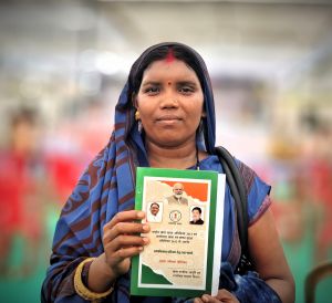 सुरेगांव की राधिका बाई को मिला राशन कार्ड