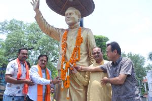 पूर्व प्रधानमंत्री राजीव गाँधी का पुण्यतिथि पर सभापति राठौड़, संस्कृति विभाग अध्यक्ष गिदवानी ने किया  नमन