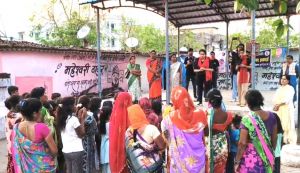 स्लम क्षेत्र में नुक्कड़ नाटक के माध्यम से बाल सुरक्षा, बाल विवाह और नशामुक्ति पर जागरूकता