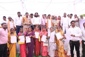 सुशासन तिहार : आरंग ब्लॉक के ग्राम पंचायत बहनाकाड़ी में हुआ समाधान शिविर का आयोजन सुशासन तिहार : आरंग ब्लॉक के ग्राम पंचायत बहनाकाड़ी में हुआ समाधान शिविर का आयोजन