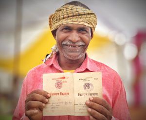 सुशासन तिहार में वनांचल के किसान गोवर्धन को मिला किसान किताब की द्वितीय प्रति सुशासन तिहार में वनांचल के किसान गोवर्धन को मिला किसान किताब की द्वितीय प्रति