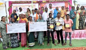 ग्राम कोटागांव और नगर पंचायत गुण्डरदेही में आयोजित समाधान शिविर में हितग्राहियों को मिली सौगात ग्राम कोटागांव और नगर पंचायत गुण्डरदेही में आयोजित समाधान शिविर में हितग्राहियों को मिली सौगात