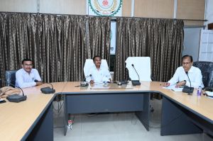 संभागायुक्त महादेव कावरे ने यूपीएएसी परीक्षा के व्यवस्था के लिए ली बैठक