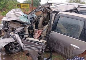 सड़क हादसे में कार में सवार 3 लोगों की मौत सड़क हादसे में कार में सवार 3 लोगों की मौत