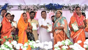  डौण्डीलोहारा विकासखण्ड के सुदूर वनांचल के ग्राम मंगचुवा में समाधान शिविर संपन्न