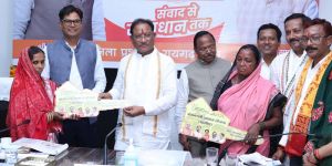  मुख्यमंत्री ने बिरहोर महिलाओं को सौंपी पक्के आवास की चाबी