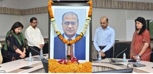 मंत्रालय में अधिकारियों ने छत्तीसगढ़ के पहले मुख्य सचिव रहे स्व.अरूण कुमार को दी श्रद्धांजलि मंत्रालय में अधिकारियों ने छत्तीसगढ़ के पहले मुख्य सचिव रहे स्व.अरूण कुमार को दी श्रद्धांजलि