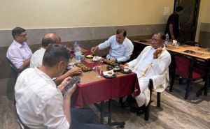 मुख्यमंत्री विष्णुदेव साय ने सिमगा में ढाबा में किया भोजन, स्थानीय लोगों से की आत्मीय बातचीत मुख्यमंत्री विष्णुदेव साय ने सिमगा में ढाबा में किया भोजन, स्थानीय लोगों से की आत्मीय बातचीत