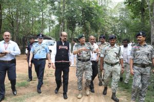 राज्यपाल रमेन डेका ने जंगलवार कॉलेज कांकेर का किया भ्रमण, प्रशिक्षण कार्यक्रम की सराहना की राज्यपाल रमेन डेका ने जंगलवार कॉलेज कांकेर का किया भ्रमण, प्रशिक्षण कार्यक्रम की सराहना की