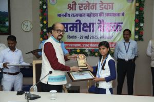 राज्यपाल डेका जिला कांकेर में संचालित योजनाओं की ली समीक्षा बैठक राज्यपाल डेका जिला कांकेर में संचालित योजनाओं की ली समीक्षा बैठक