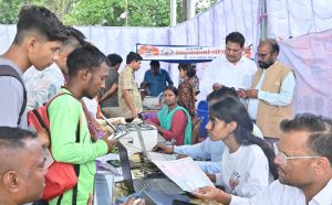 सुशासन समाधान शिविर में ड्राइविंग लाइसेंस, नया नबंर प्लेट, आधार एवं आयुष्मान कार्ड बनाने के लिए लोगो में अच्छा उत्साह सुशासन समाधान शिविर में ड्राइविंग लाइसेंस, नया नबंर प्लेट, आधार एवं आयुष्मान कार्ड बनाने के लिए लोगो में अच्छा उत्साह