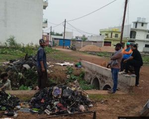 हीरापुर जरवाय बड़ा नाला में बारिश पूर्व सुगम निकास कायम करने मेन्युअल सफाई की गई हीरापुर जरवाय बड़ा नाला में बारिश पूर्व सुगम निकास कायम करने मेन्युअल सफाई की गई