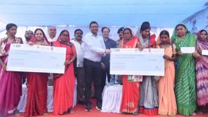  बकरकुदा में आयोजित समाधान शिविर में शामिल हुए जिले के प्रभारी सचिव  मनोज पिंगुआ