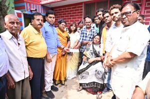 राजस्व मंत्री ने जिला अस्पताल में उपचाररत घायलों क़ा जाना हाल -चाल 