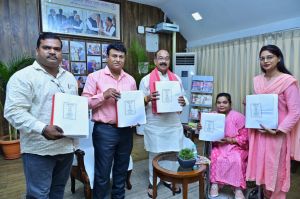 ब्रेललिपि पुस्तक 'आपदा से सबक' का उप मुख्यमंत्री साव के हाथों विमोचन ब्रेललिपि पुस्तक 'आपदा से सबक' का उप मुख्यमंत्री साव के हाथों विमोचन