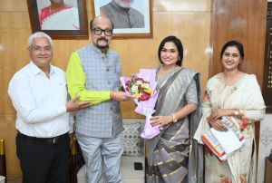 राज्यपाल श्री डेका से छत्तीसगढ़ राज्य केश शिल्प कल्याण बोर्ड की अध्यक्ष ने की सौजन्य भेंट राज्यपाल श्री डेका से छत्तीसगढ़ राज्य केश शिल्प कल्याण बोर्ड की अध्यक्ष ने की सौजन्य भेंट