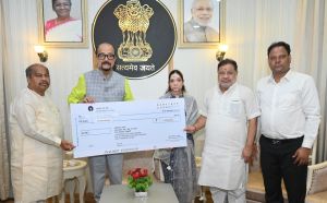 राज्यपाल  ने पहलगाम आतंकी हमले में जान गंवाने वाले स्व. श्री अग्रवाल के परिजनों को दी 2 लाख रूपये की सहायता राशि