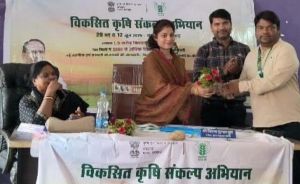  विकसित कृषि संकल्प अभियान : भरनी में किसानों से वैज्ञानिकों का सीधा संवाद 