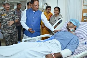 मुख्यमंत्री ने कोंटा में नक्सली हमले में घायल हुए जवानों से अस्पताल पहुँचकर की मुलाकात 