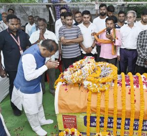  मुख्यमंत्री ने शहीद एएसपी आकाश राव गिरपुंजे के निवास पहुंचकर दी श्रद्धांजलि