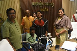 जनदर्शन में दिव्यांग चनेश्वर की समस्या का हुआ त्वरित समाधान, बैटरी चलित ट्राइसाइकिल ने बदली तकदीर