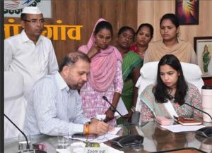  कलेक्टर ने संवेदनशीलपूर्वक जनसामान्य की सुनी शिकायत एवं समस्याएं