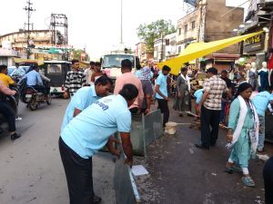 निगम की टीम ने मालवीय रोड पर 30 दुकानों का सड़क पर रखा  सामान हटाया